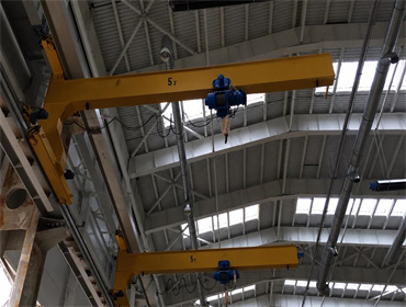 Guindaste de braço articulado montado na parede para movimentação eficiente de materiais
