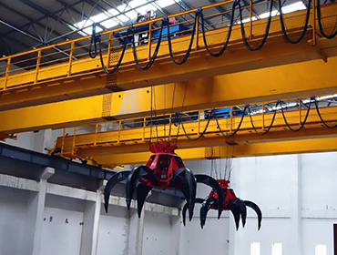 pátio de materiais com guindaste de caçamba